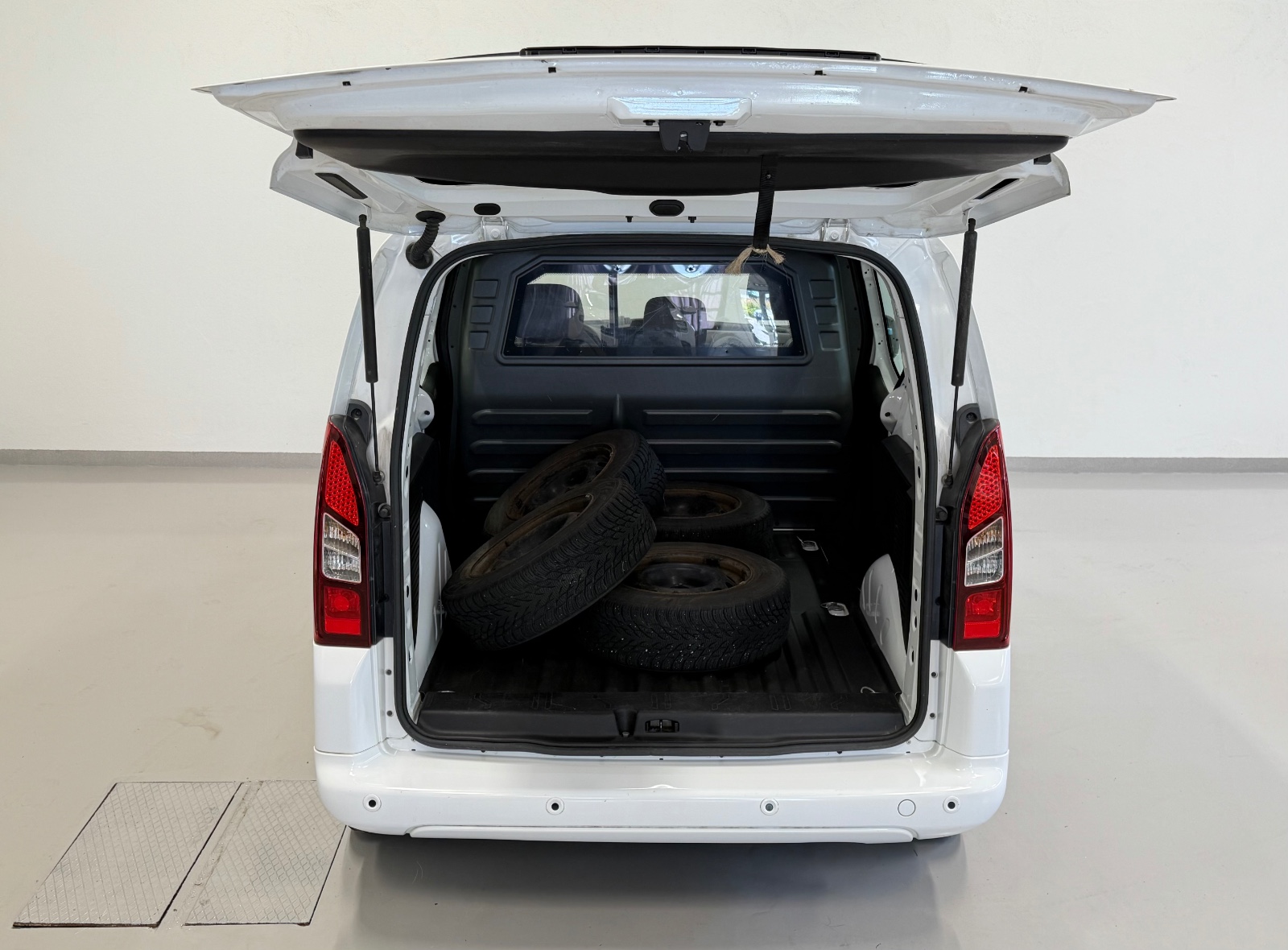 Peugeot 1.6 BLUEHDi 99HK | 3 SETER | 2X SKYVEDØRER | EU 2016 12