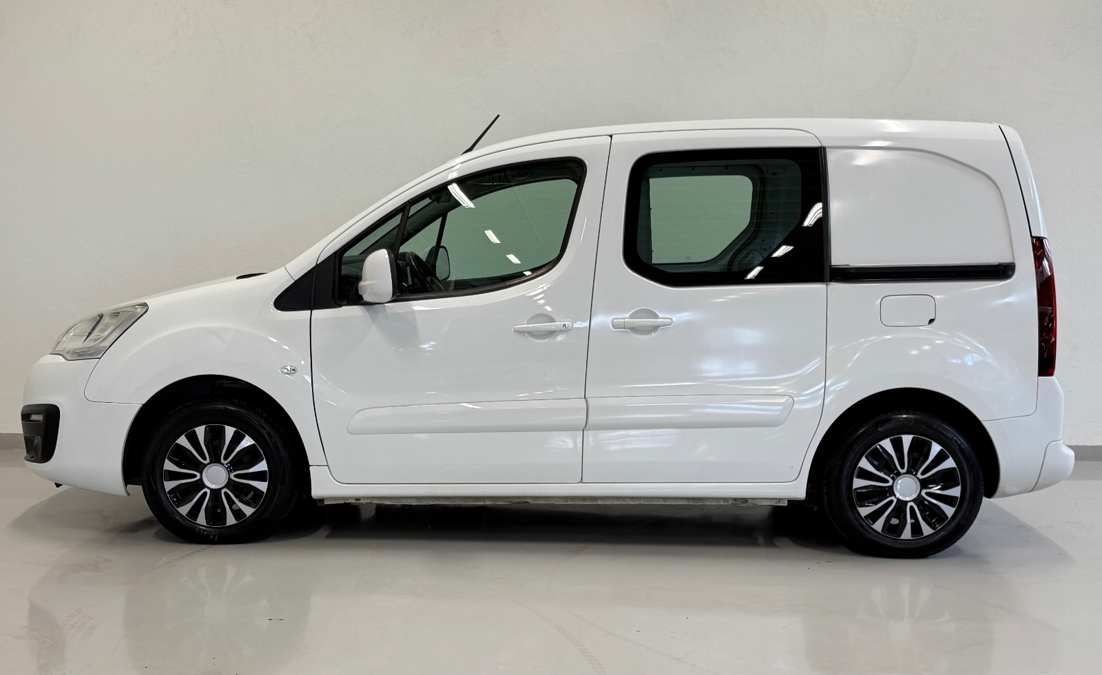 Peugeot 1.6 BLUEHDi 99HK | 3 SETER | 2X SKYVEDØRER | EU 2016 2
