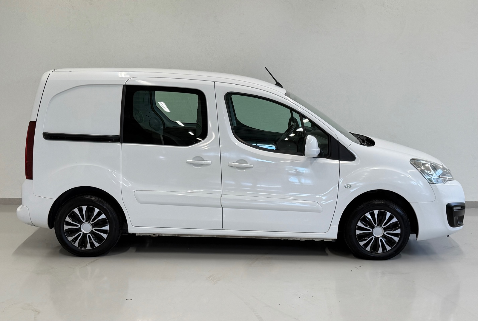 Peugeot 1.6 BLUEHDi 99HK | 3 SETER | 2X SKYVEDØRER | EU 2016 6
