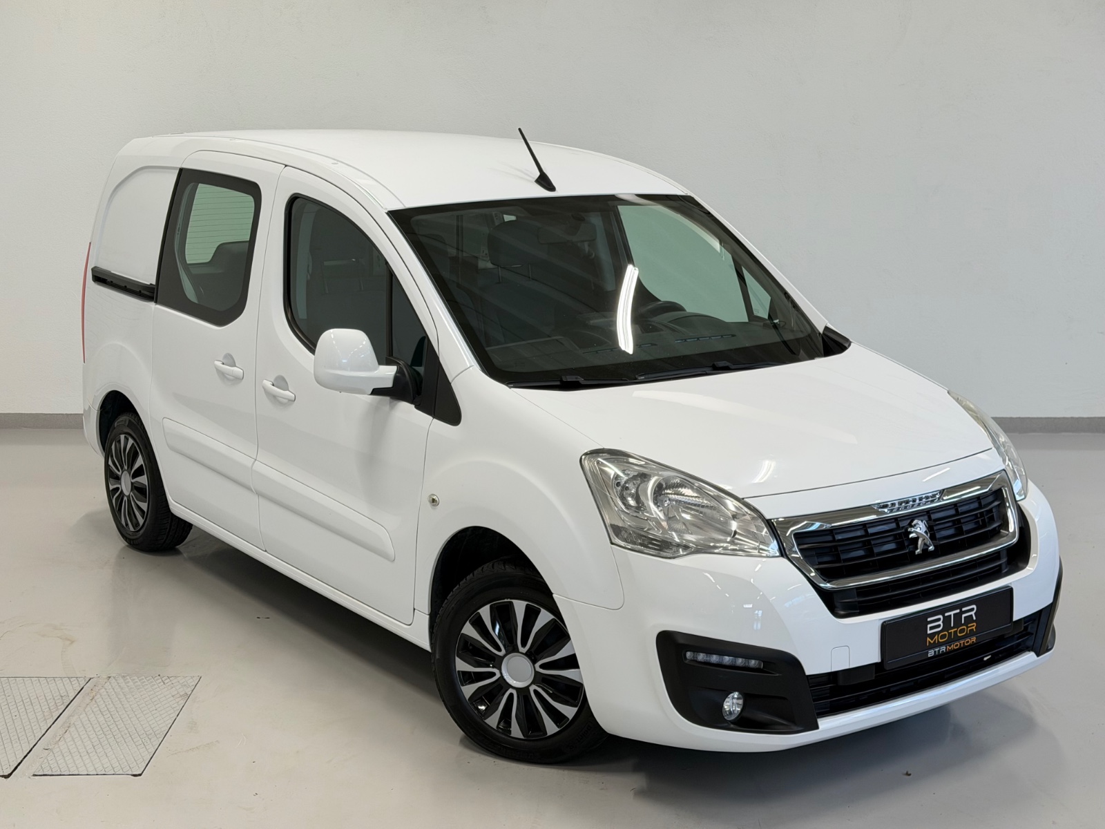 Peugeot 1.6 BLUEHDi 99HK | 3 SETER | 2X SKYVEDØRER | EU 2016 7