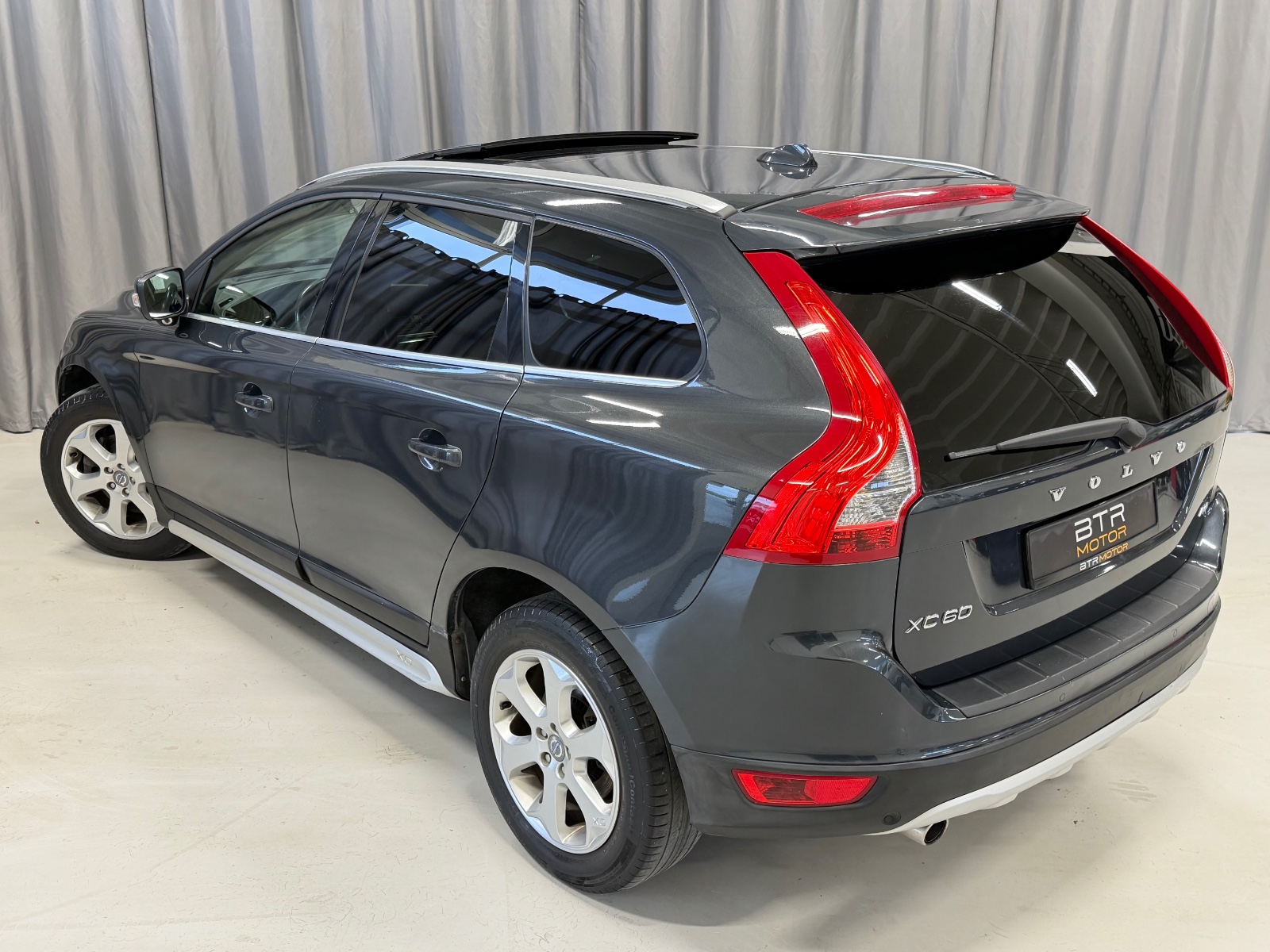 Volvo 2.4D D5 AWD 163HK AUTOMAT CRUISE SKINN PANO NAVI SUMMUM 2010 4