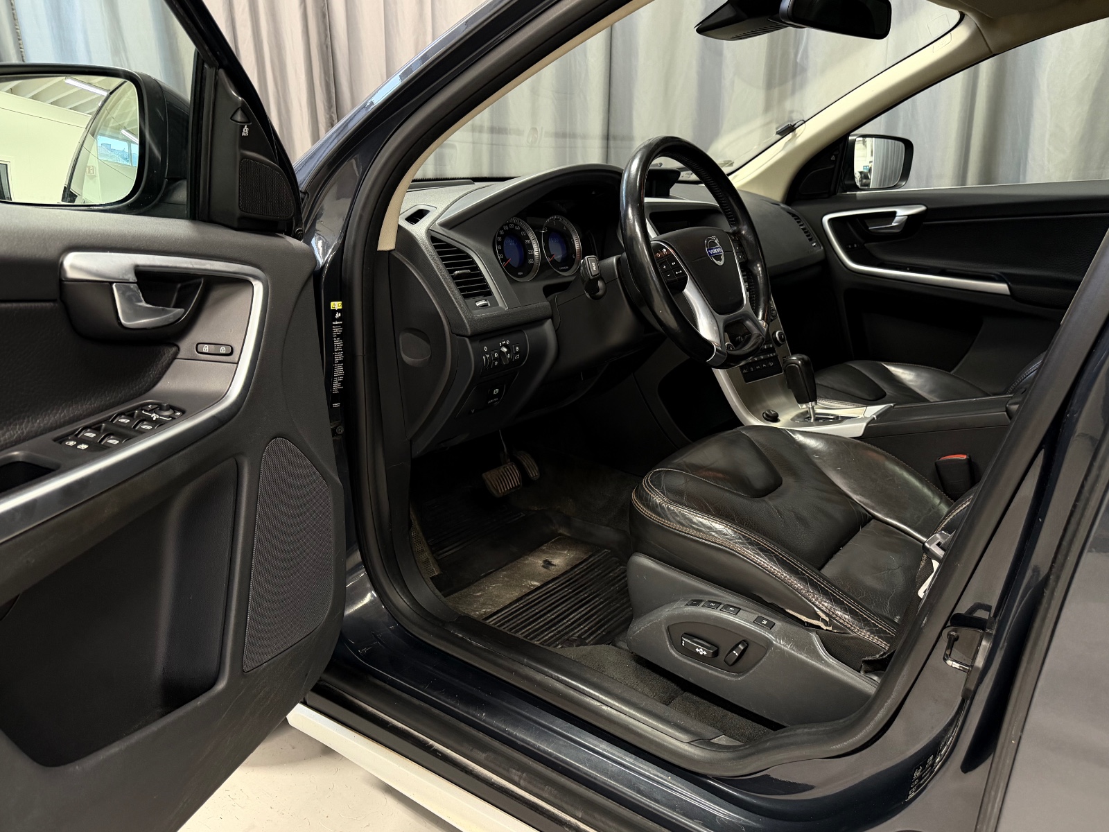 Volvo 2.4D D5 AWD 163HK AUTOMAT CRUISE SKINN PANO NAVI SUMMUM 2010 19