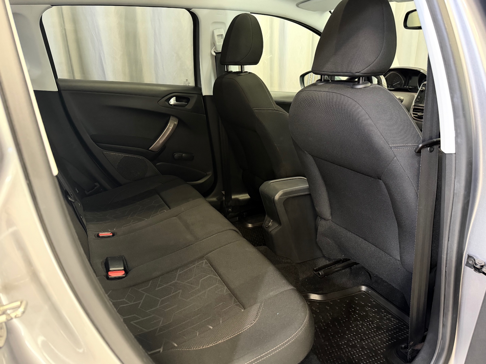 Peugeot 1.6 e-HDi 92HK Automat Allure Navi R.Kamera CC H.Feste 2008 12