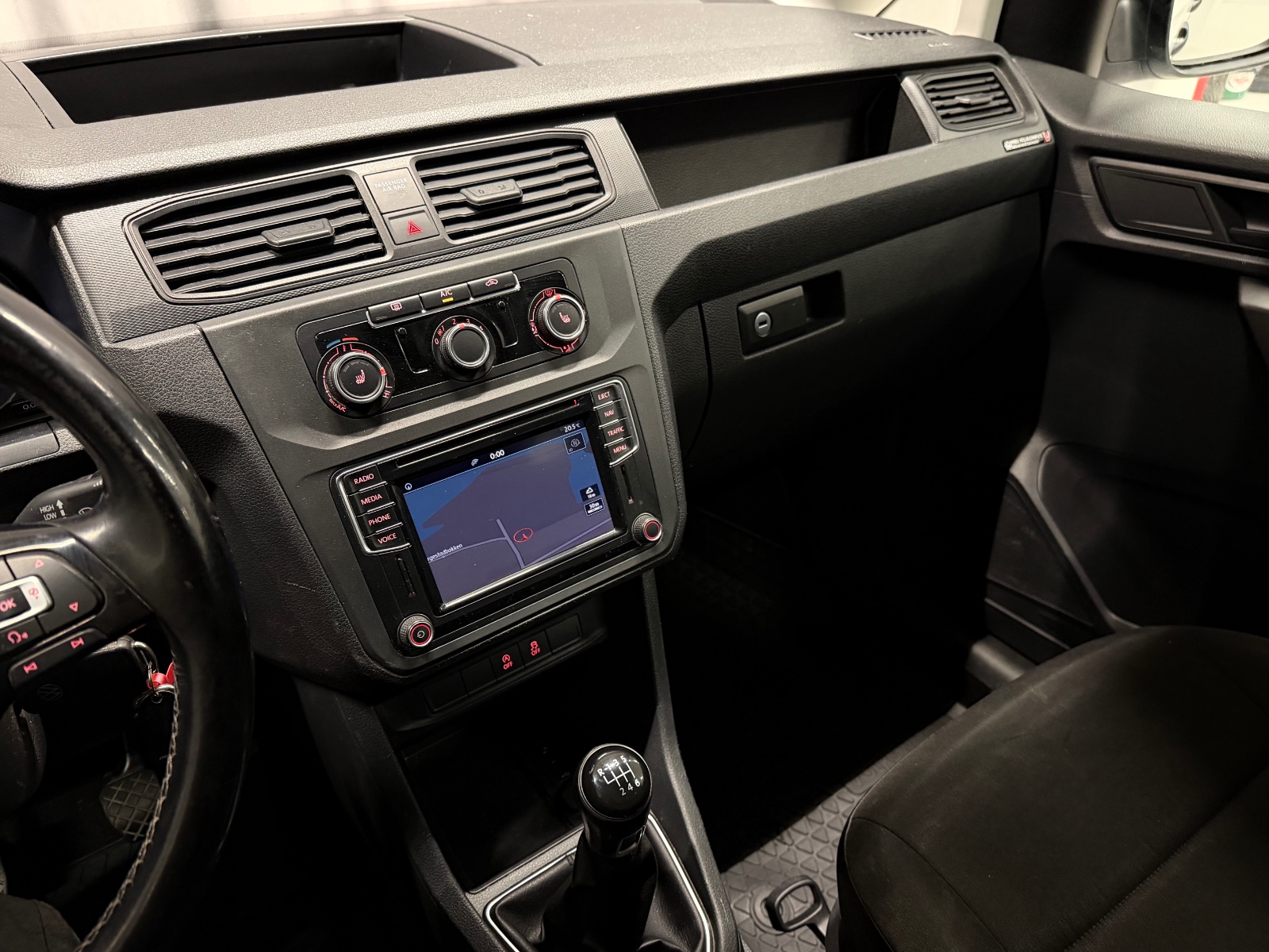 Volkswagen 2.0 TDI 122HK 4MOTION MANUELL/H.FESTE/CC/NAVI/EU 2017 24