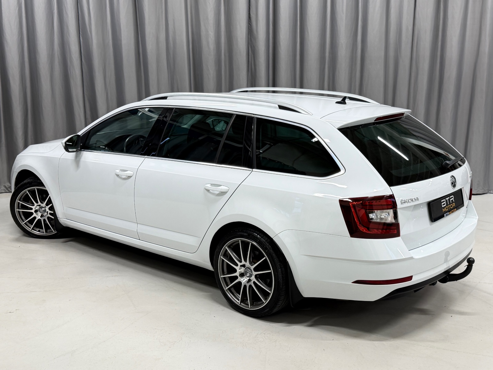 Skoda 2.0 TDI 150HK STYLE/4x4/WEBASTO/H.FESTE/ACC/NAVI/R.KAM 2019 4