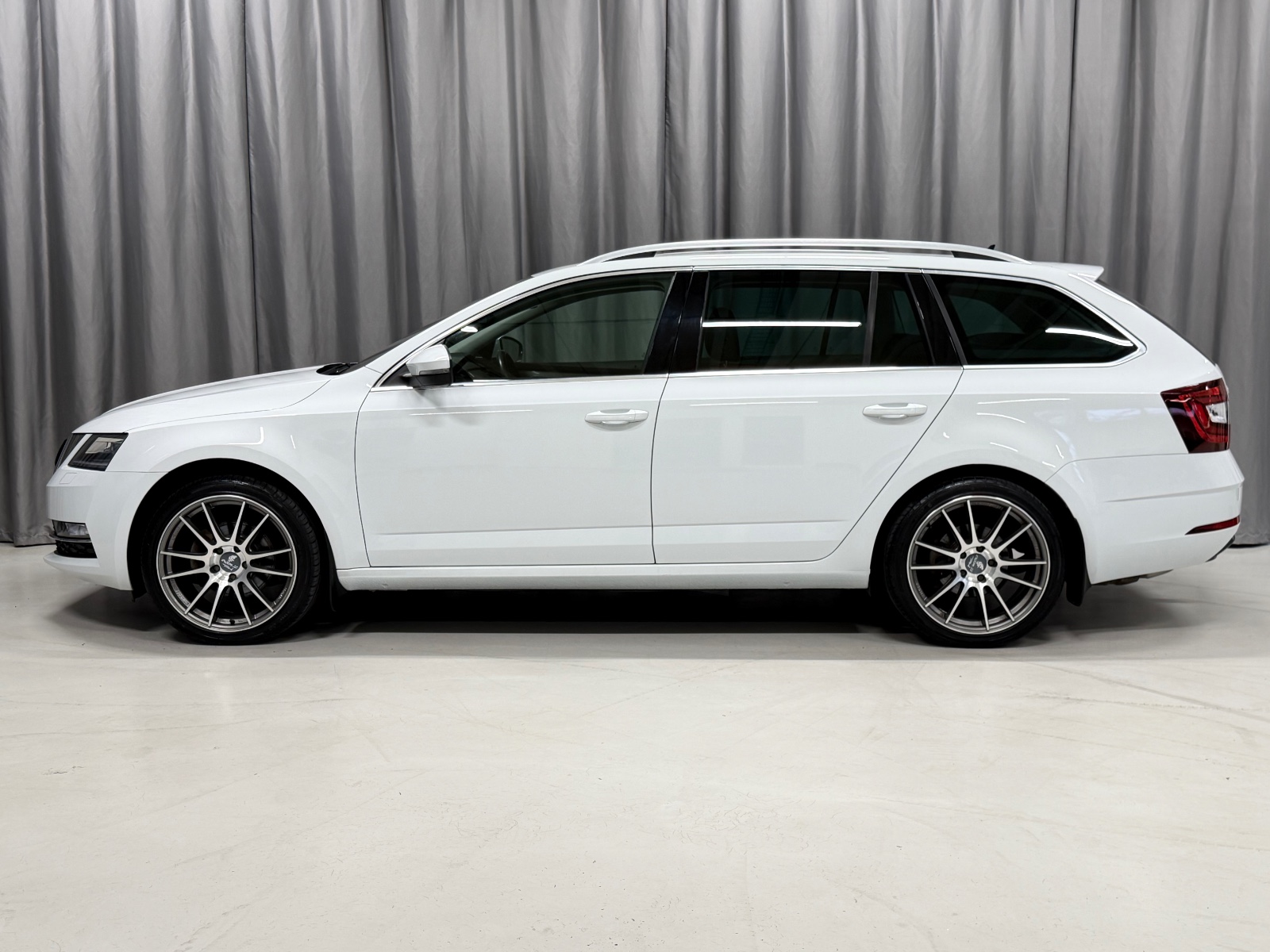 Skoda 2.0 TDI 150HK STYLE/4x4/WEBASTO/H.FESTE/ACC/NAVI/R.KAM 2019 3